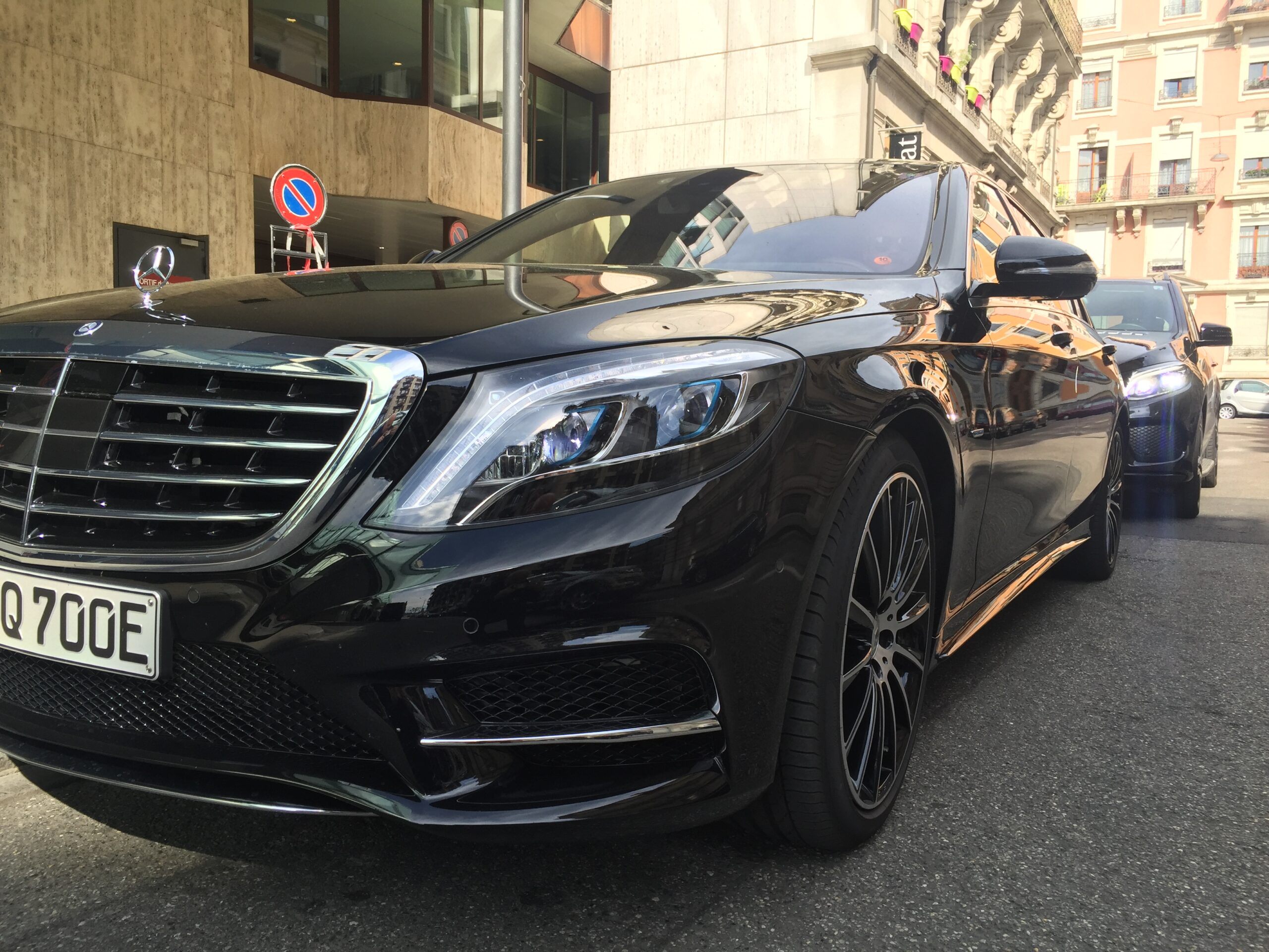 Gepanzerte Limousine des HRP-Fahrdienstes vor einem Gebäude in Berlin