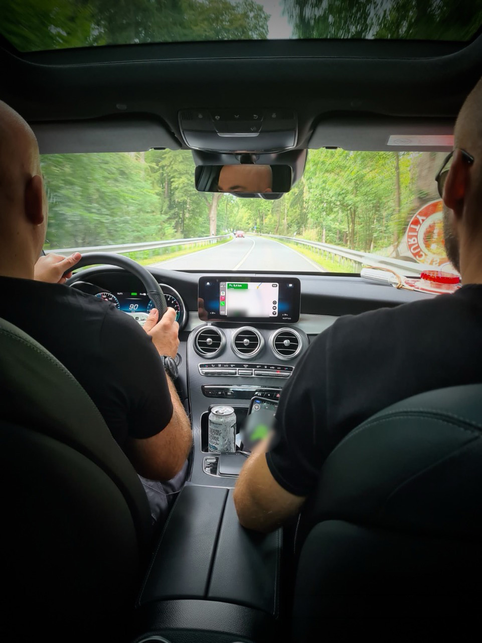 Fahrdienst mit Begleitfahrzeug – Blick aus dem Personenschutz-Fahrzeug
